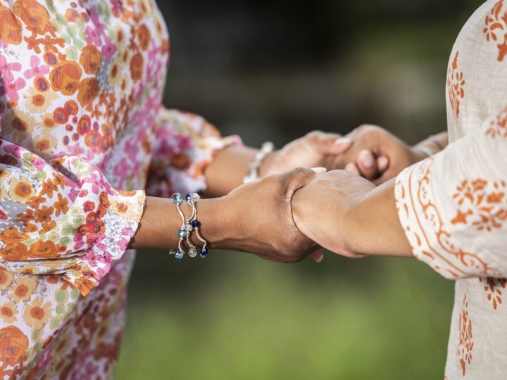 Las dos caras del activismo feminista: entre el abrazo y la crítica